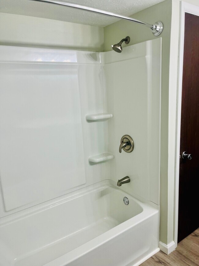 2 dormitorios y baño completo - River Knolls Apartments