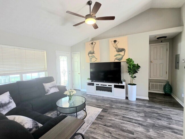 Foto del edificio - Near NAS Pensacola | 3BR Home with Large Deck & Fenced Backyard
