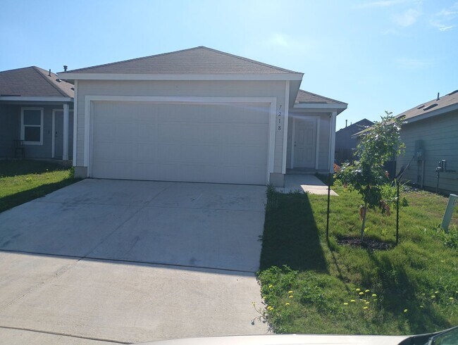 Building Photo - Modern 4 Bedroom Home in Silos Community!