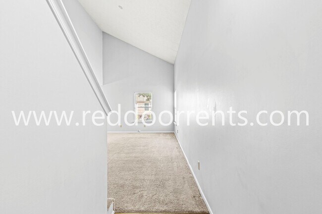 Building Photo - Beautiful 3 bedroom, 2.5 bathroom home in ...