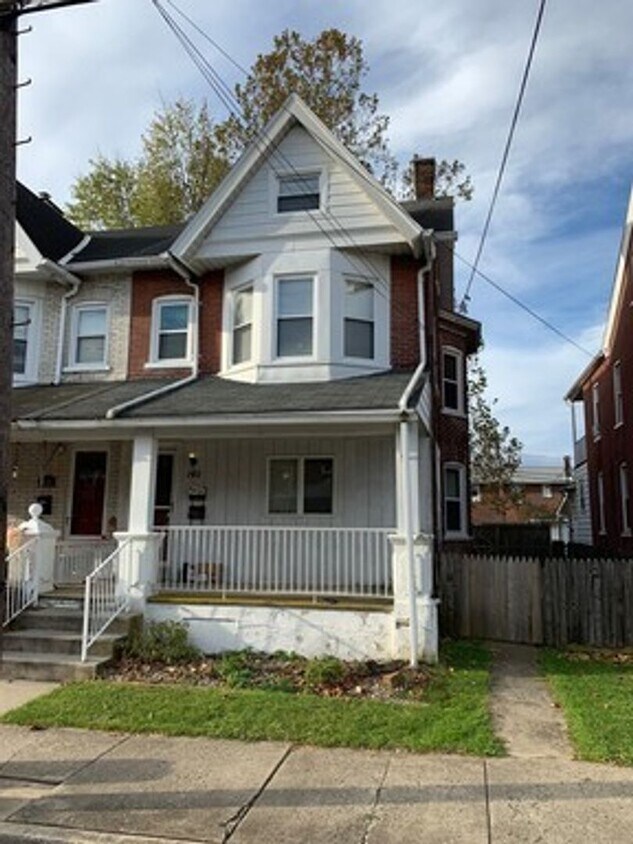 140 N 5th St Unit 1, Emmaus, PA 18049 Room for Rent in Emmaus, PA