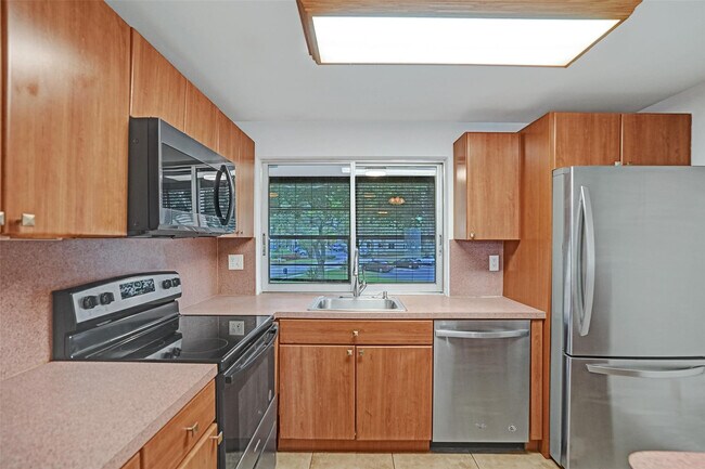 Foto del edificio - 9351 Lime Bay Blvd