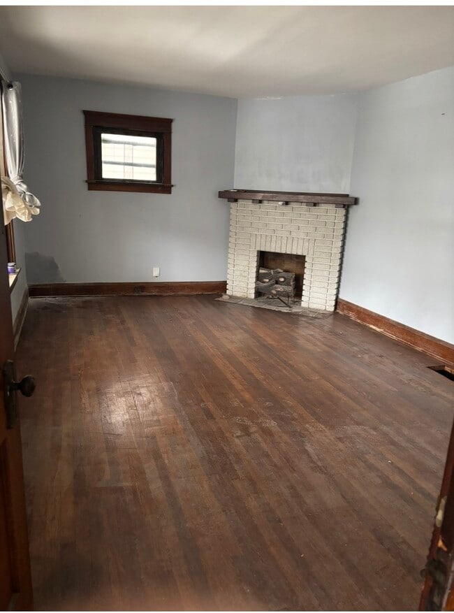 empty living room - 2041 Elbur Ave