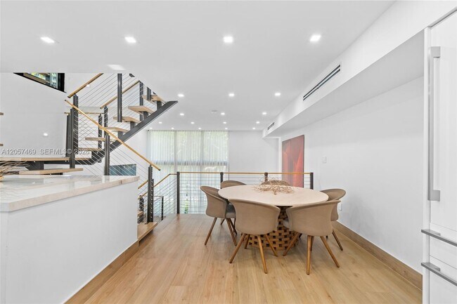 Building Photo - 253 E Enid Dr