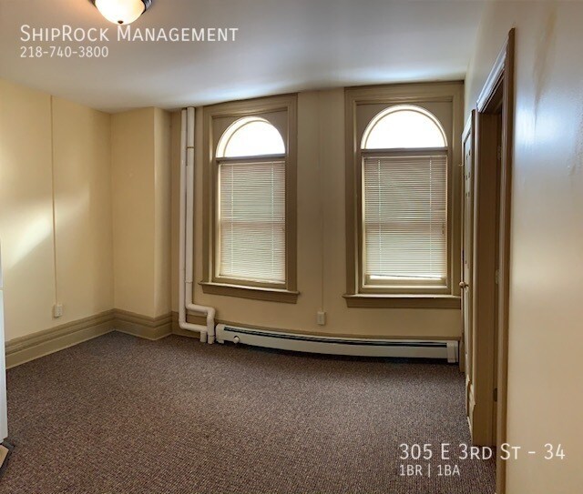 Foto del edificio - 305 E 3rd St