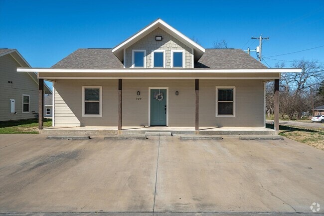 Building Photo - 709 Maple St