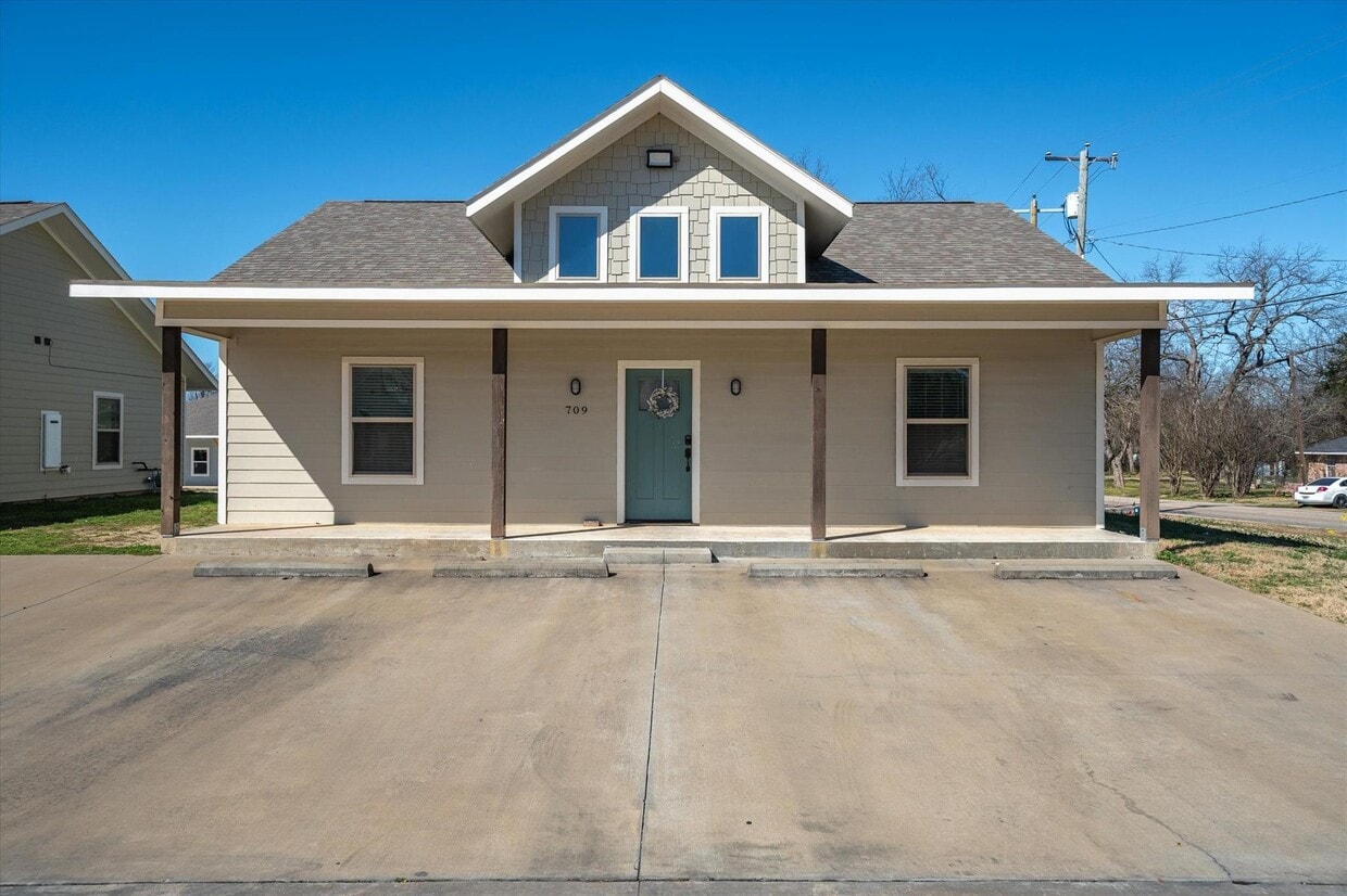 Primary Photo - 709 Maple St