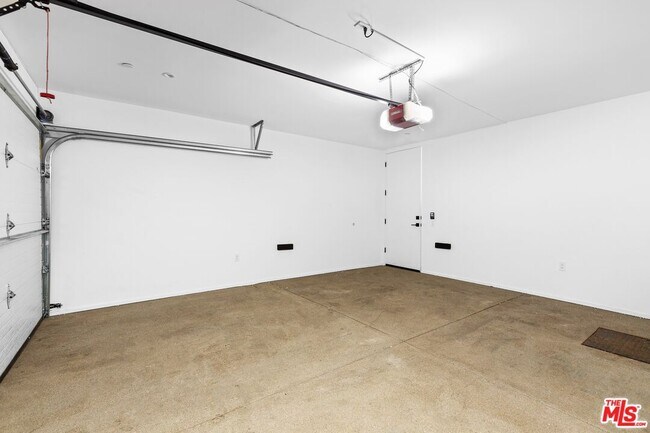 Building Photo - 1252 N Las Palmas Ave