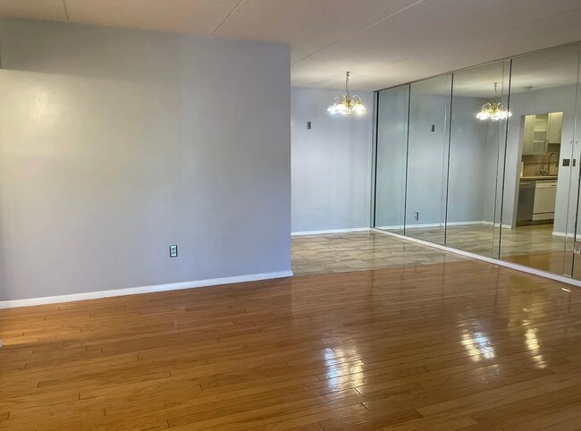 Building Photo - 50 Broadlawn Park