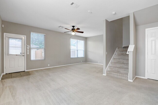 Foto del edificio - Stylish Two-Story Townhome with Greenbelt ...