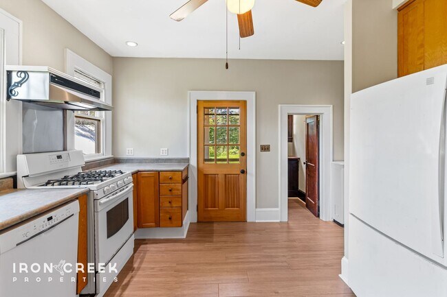 Foto del edificio - Charming Craftsman Home with Modern Conven...