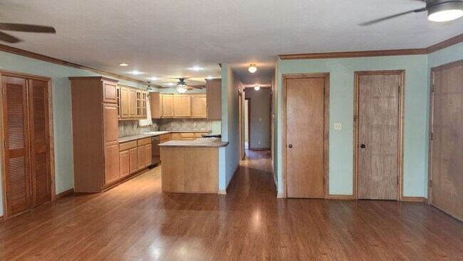 Building Photo - 3 Bed 1.5 Bath in the Coronado Heights 2nd...