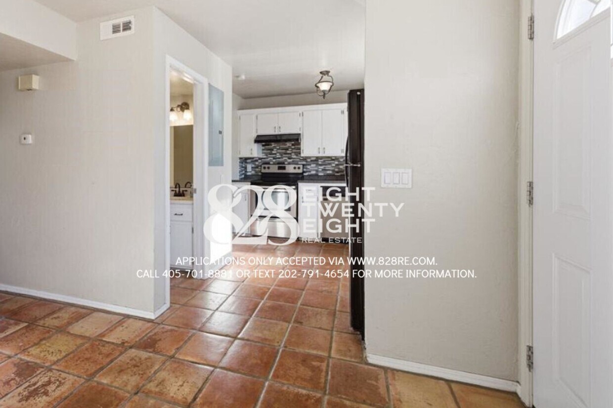 Building Photo - *COMING SOON - TOURS EST TO BEGIN 6/5/2026* Spacious 3 Bed/2.5 Bath Condo in East Norman!