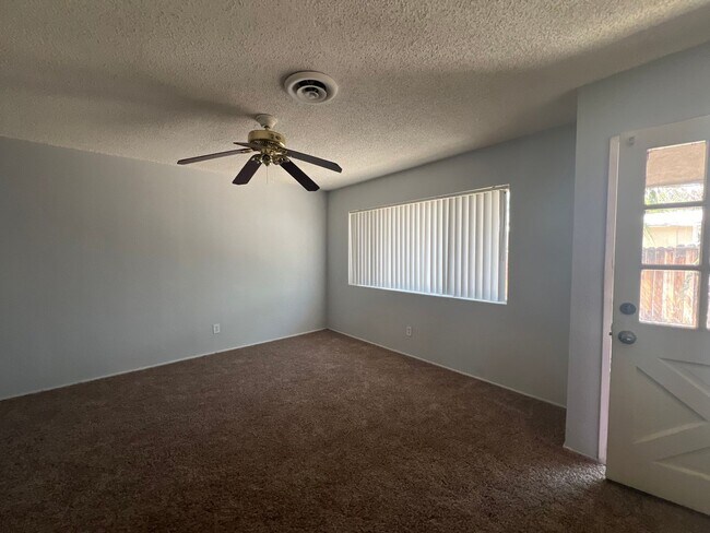 Foto del edificio - 229 S. Buena Vista