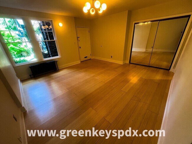Foto del edificio - Historic Nob Hill Studio Condo at Patricia Court – Walk to NW 23rd