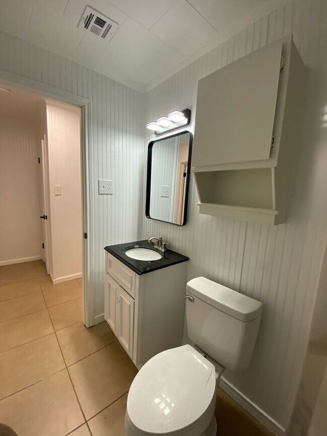 Foto del edificio - Affordable 2 Bed / 1 Bath Rental in Port N...