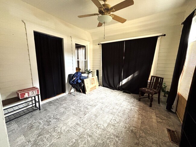 Building Photo - CHARMING FURNISHED BROADMOOR HOME