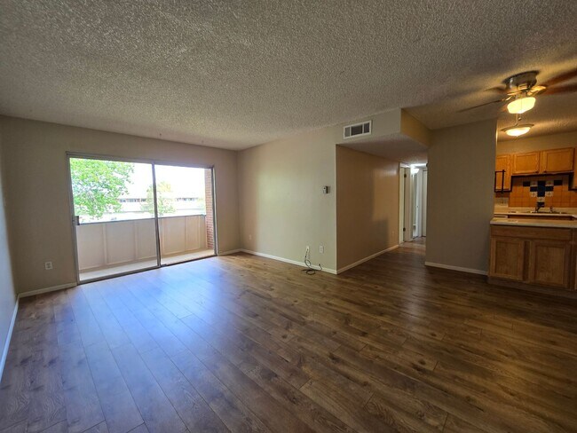 Foto del edificio - AVAILABLE NOW! Spacious Modern Condo in Gu...
