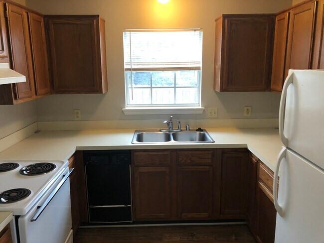 Foto del edificio - 6307 Kavanaugh Blvd