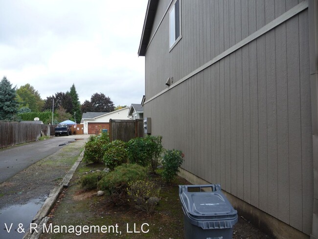 Building Photo - 3 br, 1.5 bath House - 705 Yellow Bird Ln NE