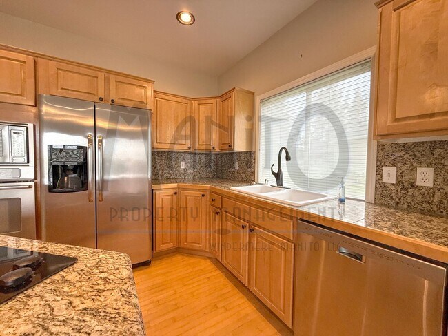 Foto del edificio - Beautiful Carnahan Crest Townhome