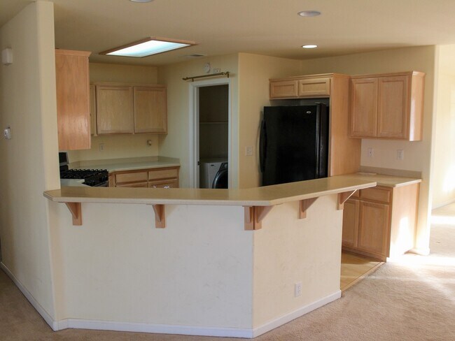 Building Photo - 3 Bedroom, 2 Bath With Appliances