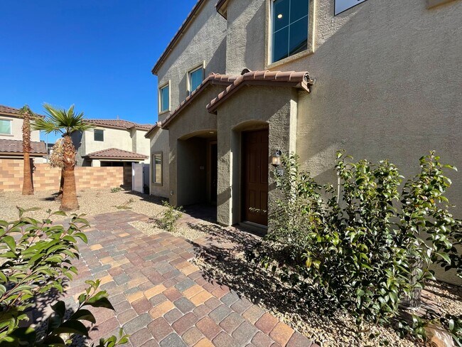 Foto del edificio - GATED 2 BED 2.5 BATH 2 CAR GARAGE 2 FLOOR TOWNHOUSE IN HENDERSON