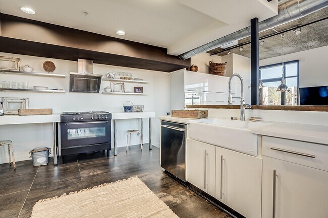 Foto del edificio - 7301 E 3rd Ave