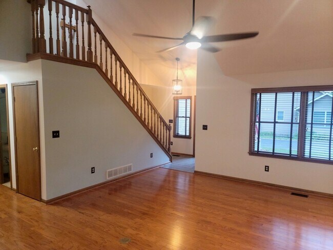 Foto del edificio - 318 Oak Grove Ln