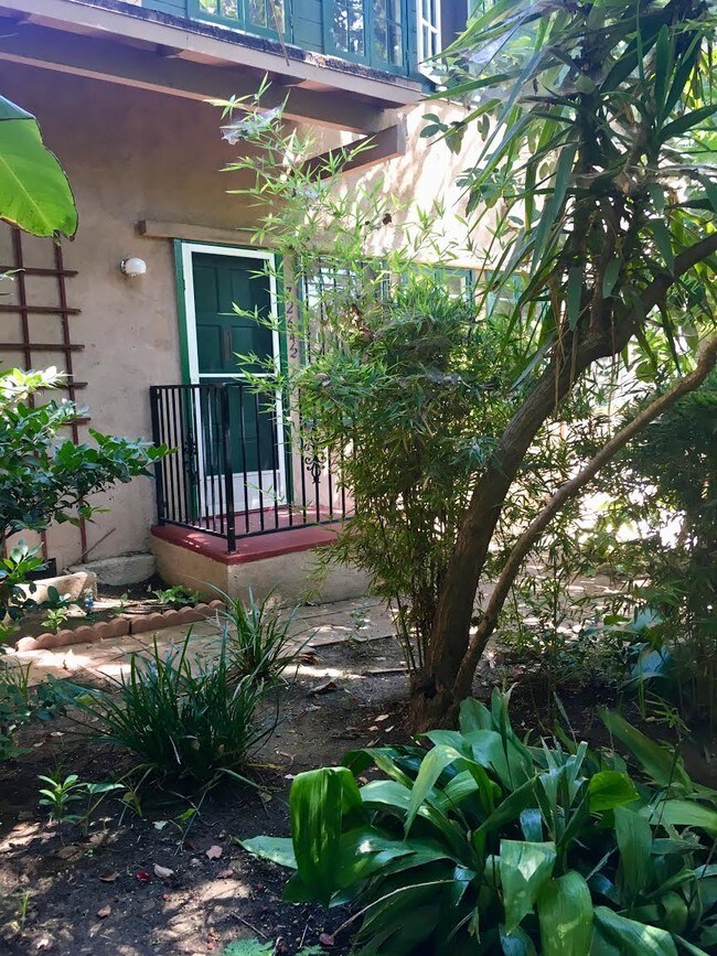 Studio Cottage Front - 7264 1/2 Fountain Ave