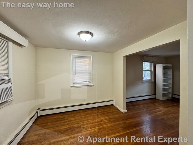 Building Photo - Townhouse Style 2+/3BR - Parking - Dishwas...