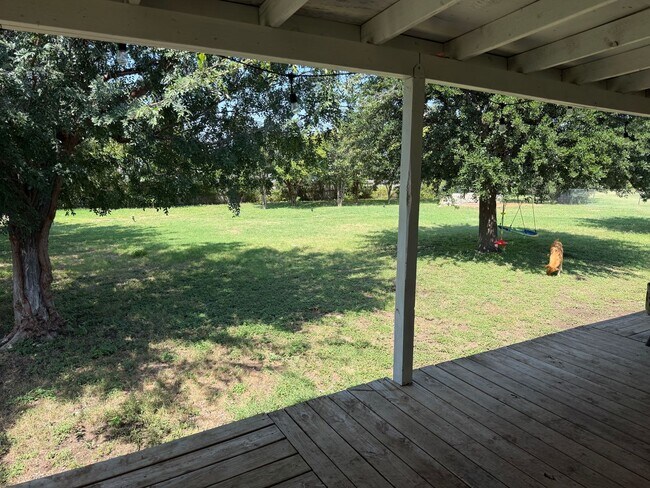 Foto del edificio - 1/2 Acre lot with updated 3 bedroom/2 bath modular home + guest house