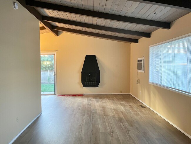 Building Photo - Charming Ranch in an easy access location!