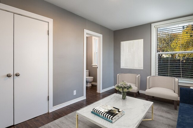 Building Photo - Charming Newly Updated Spacious 1 Bed! Secure Building