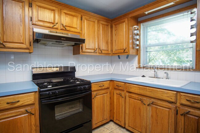 Foto del edificio - FOR LEASE | Mid-town Tulsa | 2 bed, 1 bath...
