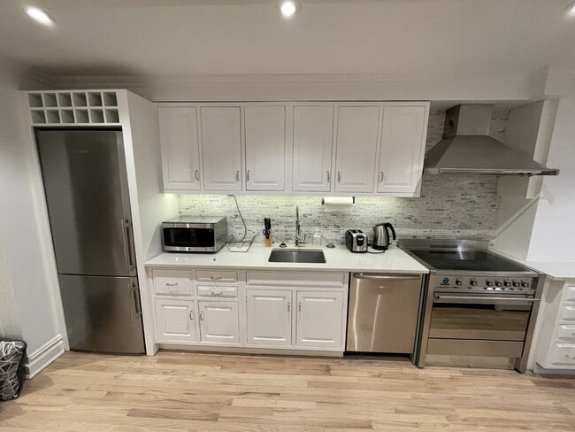 Photo - 115 E 37th St Apartments