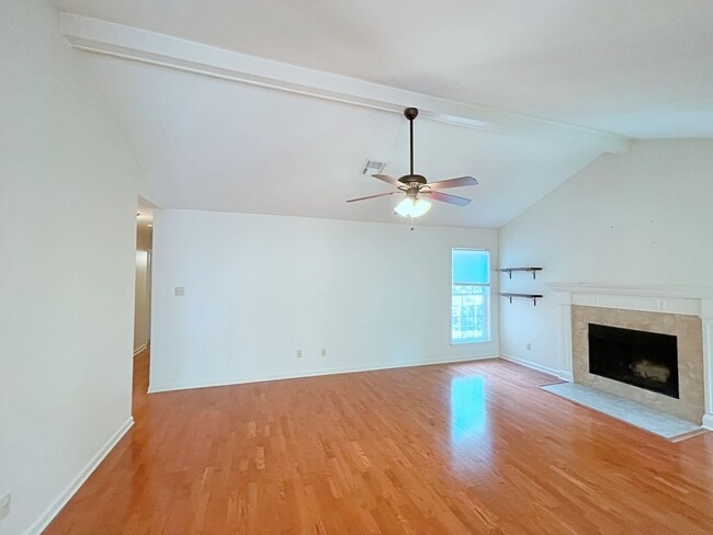 Building Photo - 3 Bedroom Condo Located off Jefferson Hwy ...
