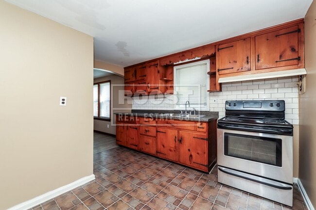 Building Photo - Three bedroom, one bathroom single home in Springfield