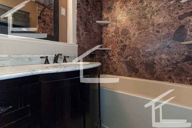 Foto del edificio - Huge 3 bedroom near Brookline with In-unit...