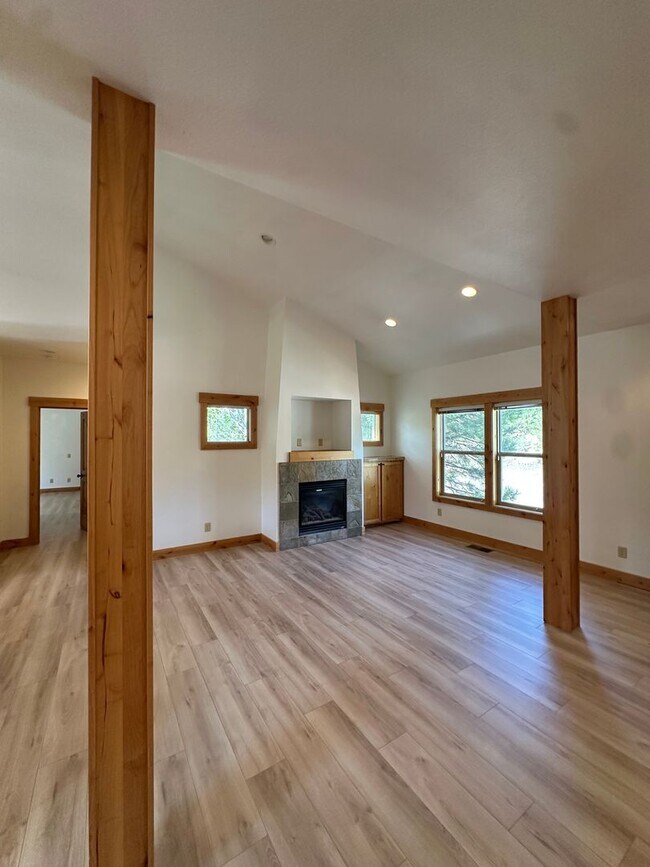Building Photo - Beautiful Trailside home right near Northwest Crossing!