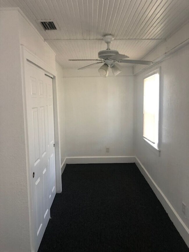 Building Photo - Lovely 3 bedroom 2 bathroom in St. Petersburg