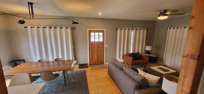 Foto del edificio - Furnished 3 Bed 2.5 Bath Walk to downtown-...