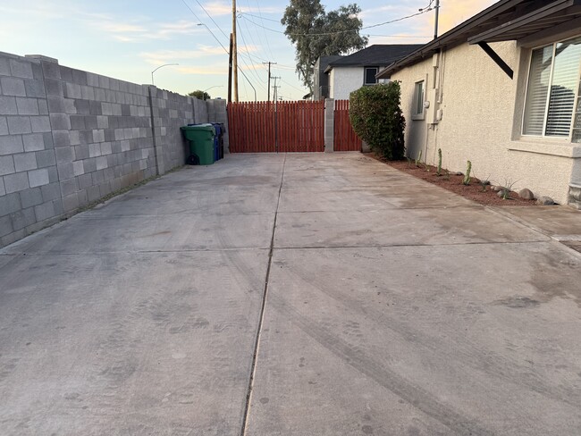 RV Gate - 402 E 1st St