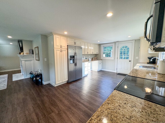 Building Photo - 66 Nehantic Dr