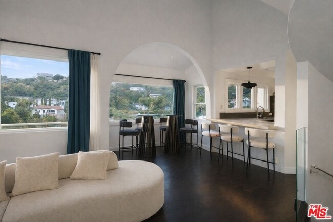 Foto del edificio - 8810 Hollywood Blvd