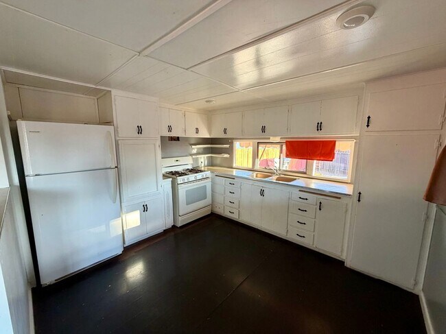Building Photo - 31080 Fretwell Ave