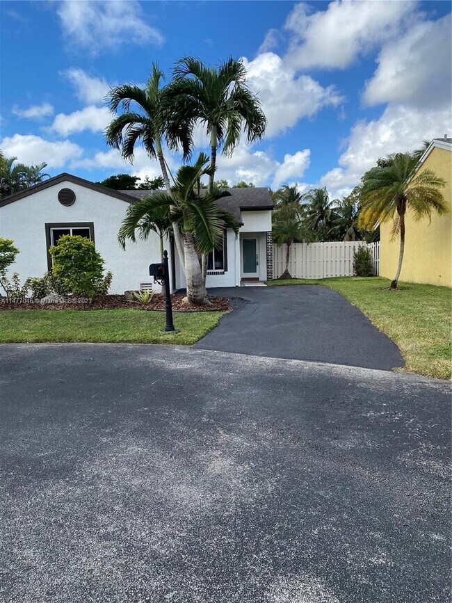 Foto del edificio - 1051 Meadowwood Terrace