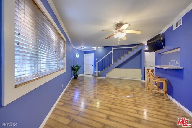 Building Photo - 11120 Moorpark St