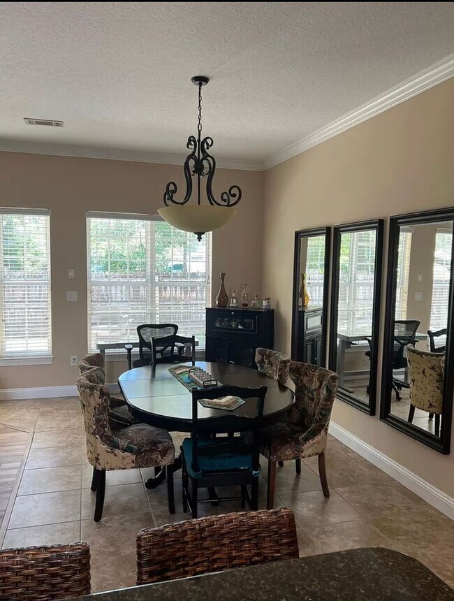Building Photo - Spacious 3/2 Home for rent