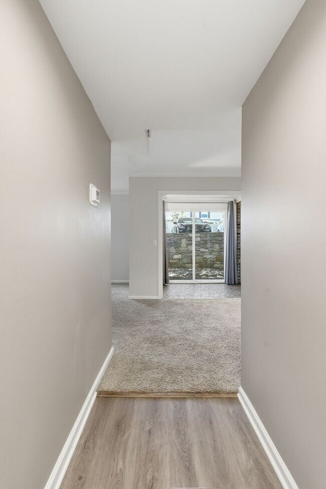 Foto del edificio - Updated condo in the heart of Green Hills!